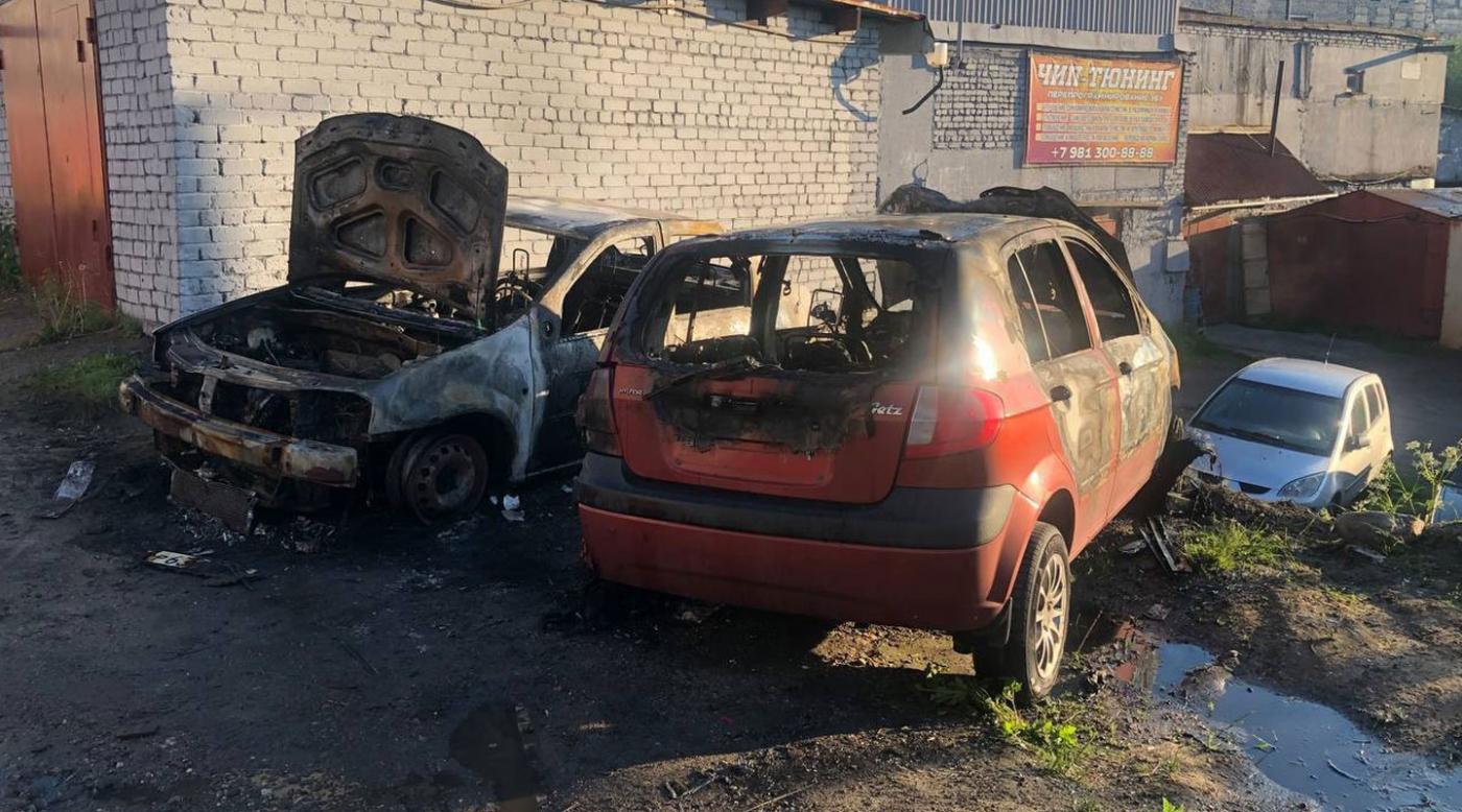 Ночью в гаражном кооперативе Мурманска сгорели два автомобиля