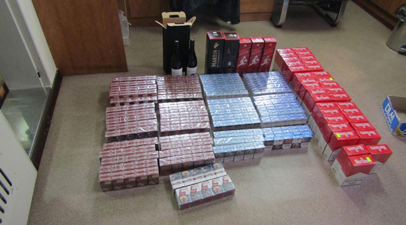 Таможенники изъяли более 20 тыс. сигарет и 37 литров алкоголя в порту Мурманска