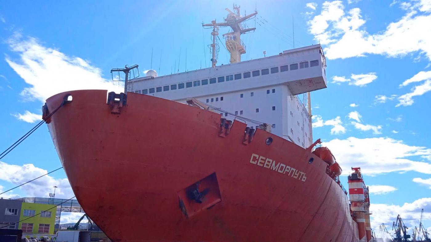 Лихтеровоз «Севморпуть» доставит более 600 тонн краба из Мурманска на Дальний Восток