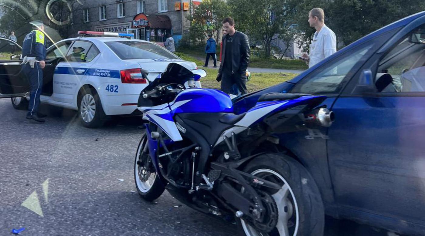 В ДТП у кинотеатра «Мурманск» пострадал мотоциклист 