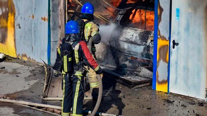 Огнеборцы ликвидировали пожар в гаражах шинного центра в Мурманске