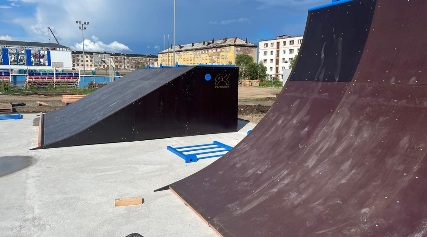В Заозерске устанавливают новую скейт-площадку