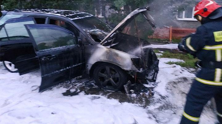 Гараж и Lexus сгорели ночью в Мурманске