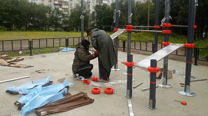 В Мурманске монтируют оборудование на детских и спортивных площадках