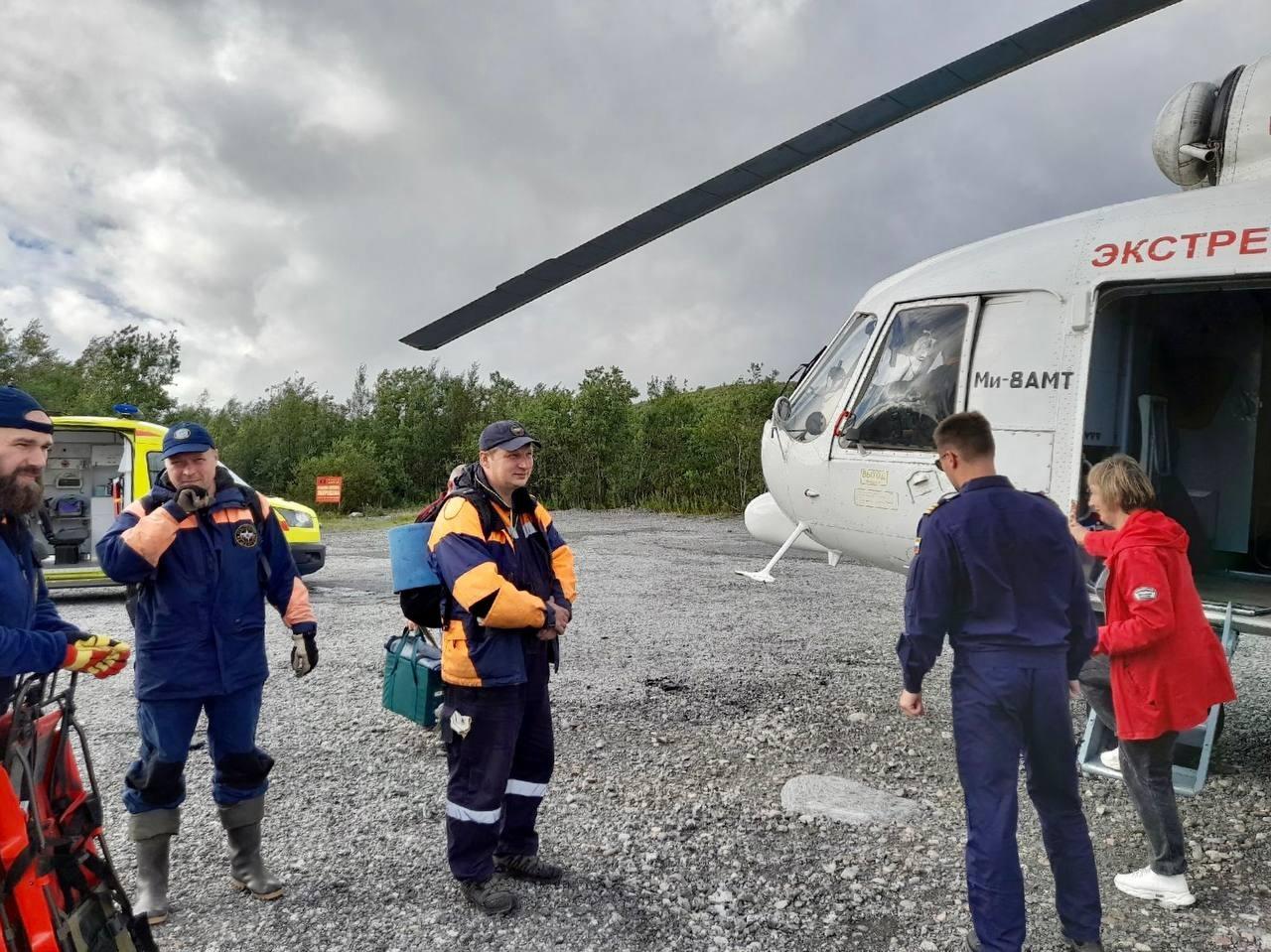 Спасатели на вертолете эвакуировали рыбака