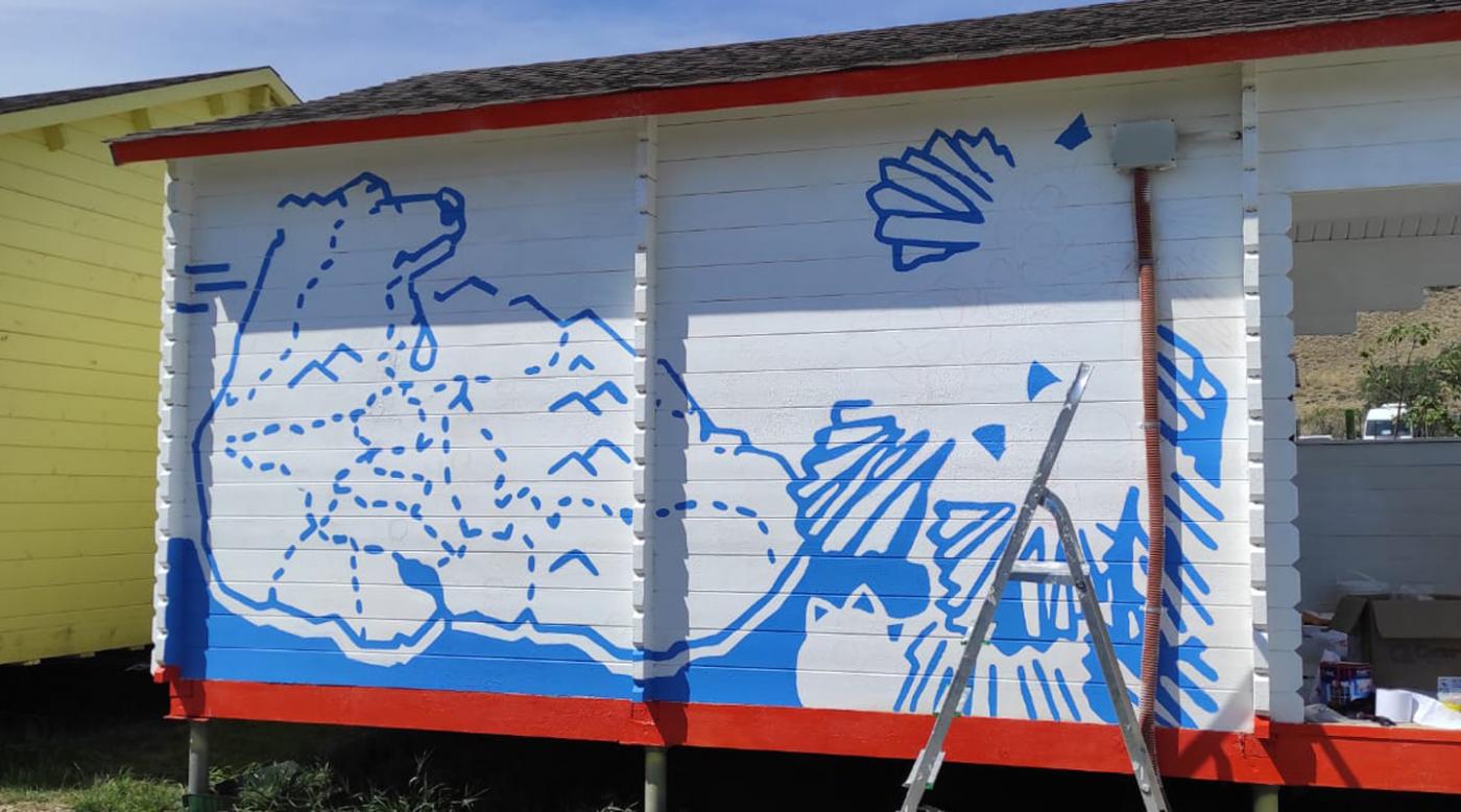 Художники из Мурманской области расписывают домик арт-кластера «Таврида» в Крыму