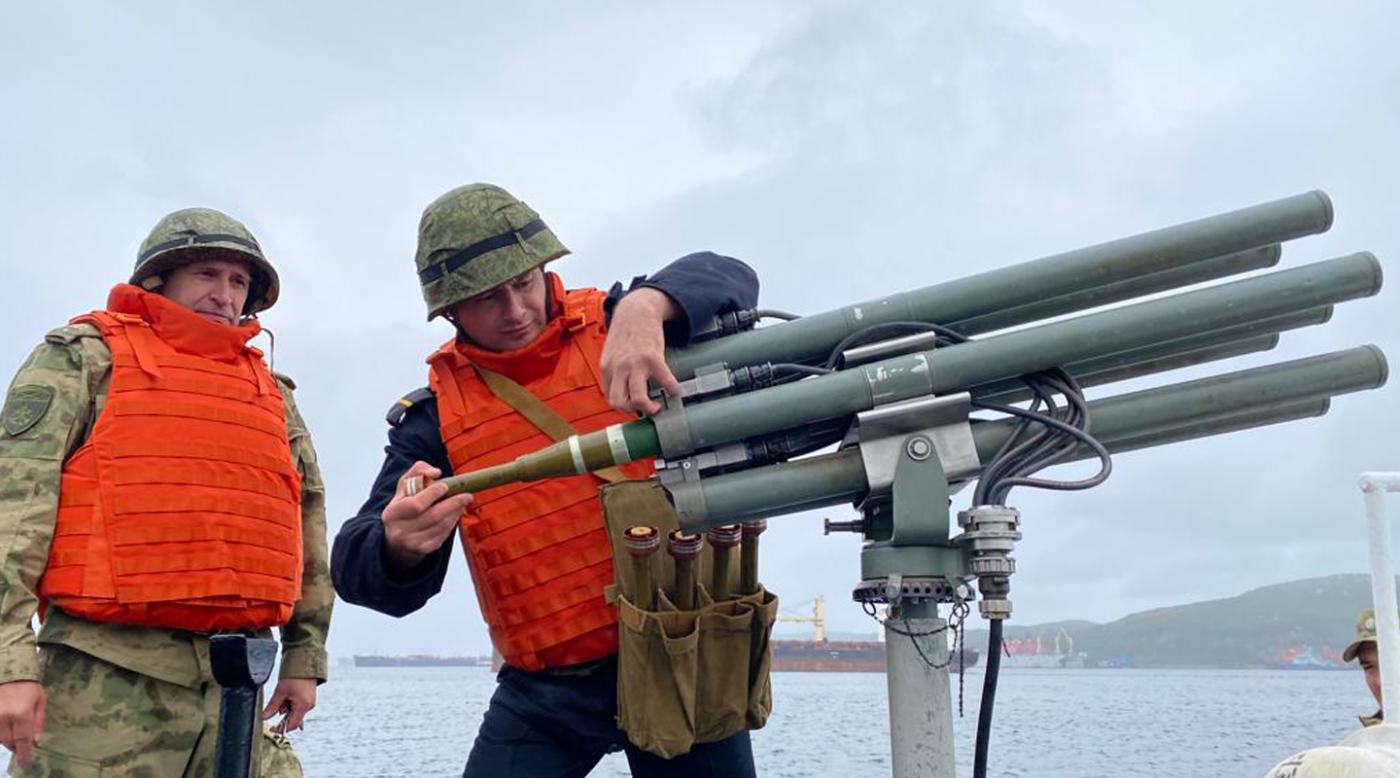 Росгвардейцы провели боевые стрельбы в акватории Кольского залива