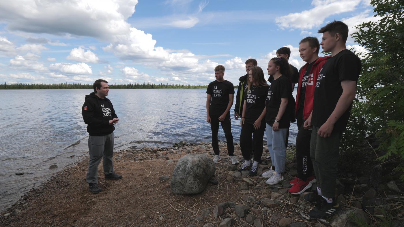 Губернатор Мурманской области провел экскурсию для школьников во время съемок фильма о петроглифах