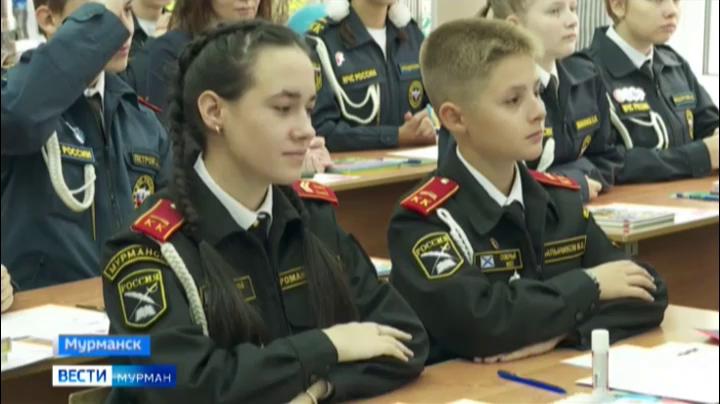 В школах Мурманской области открыли 18 парт, посвященных Героям России
