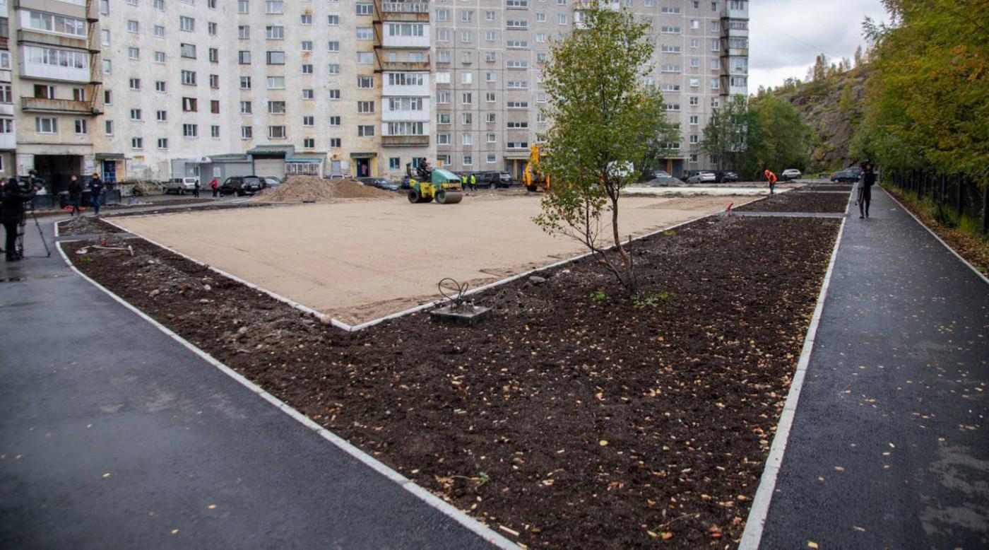 Ремонт двора на проспекте Кольском в Мурманске находится на завершающей стадии
