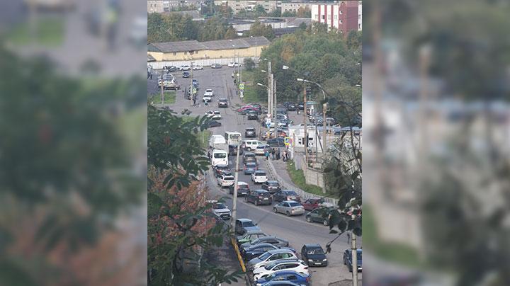 В районе Мурманской областной больницы образовалась пробка