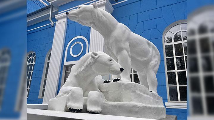 В Мурманске скульптуру белых медведей возле ДК моряков обновили