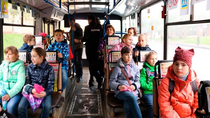 Юные пассажиры прокатились на «Безопасном троллейбусе» по Мурманску