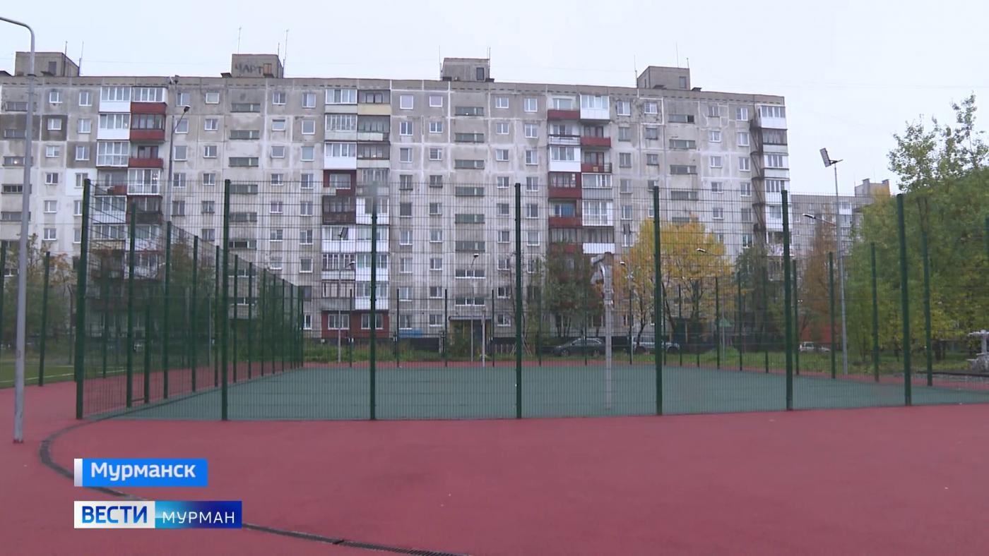 В Мурманске на территории 9-й гимназии завершаются работы по строительству спортплощадки