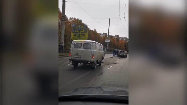 Три автомобиля не поделили дорогу в районе автопарка в Мурманске
