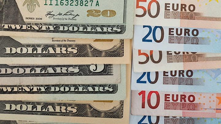 Курс евро опустился ниже 57 рублей