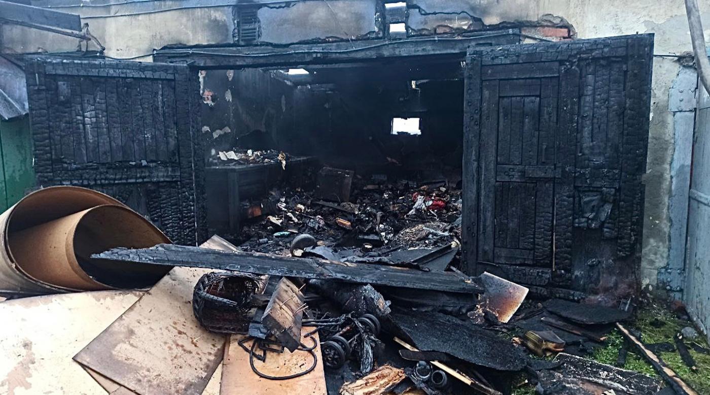 В Мурманске на Орликовой сгорел гараж