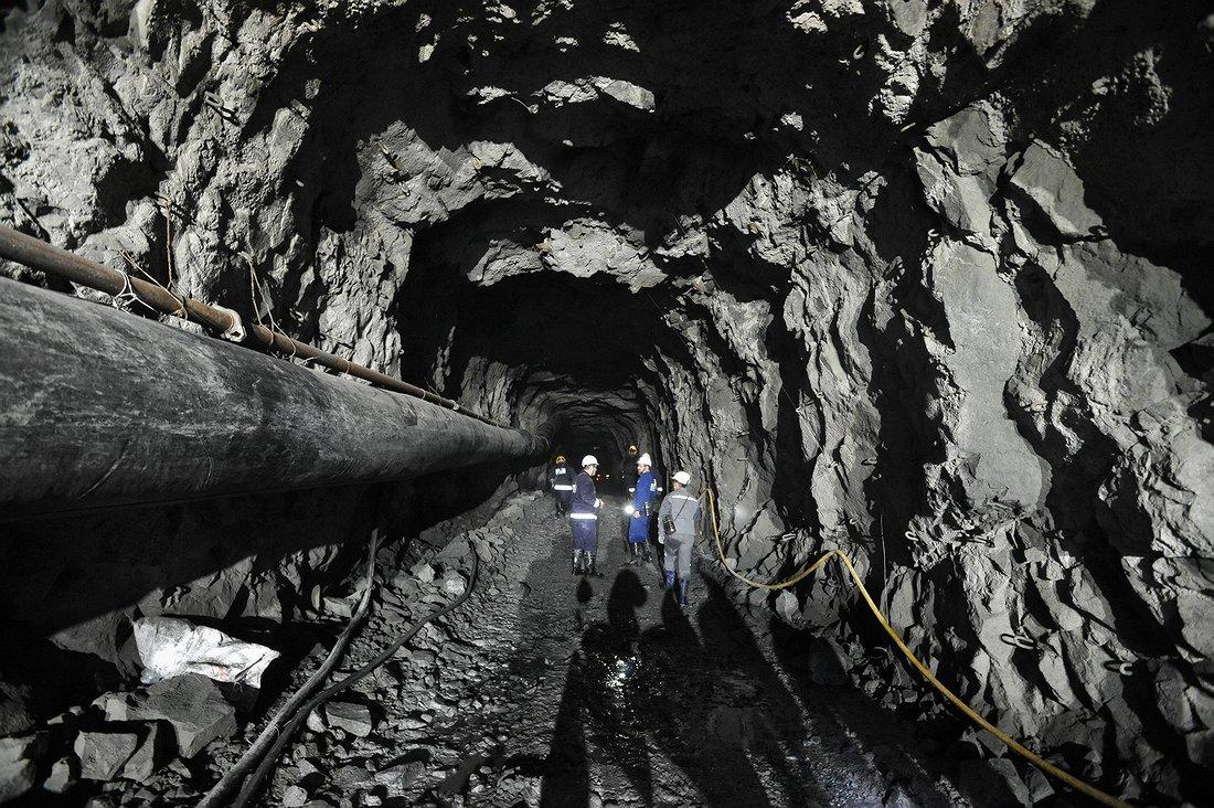 На шахте в Никеле под завалом погиб горнорабочий