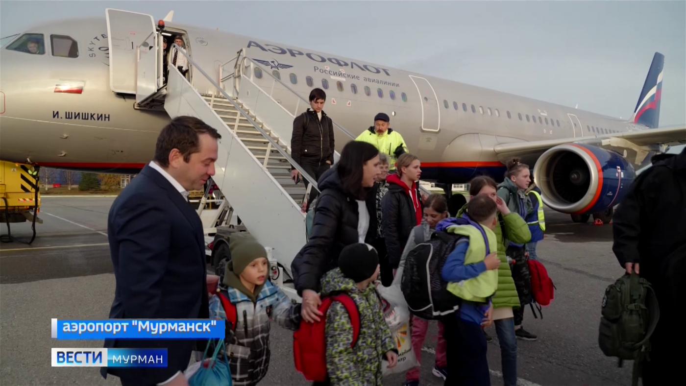 Оставшихся без родителей 11 детей из ДНР встретили в аэропорту Мурманска