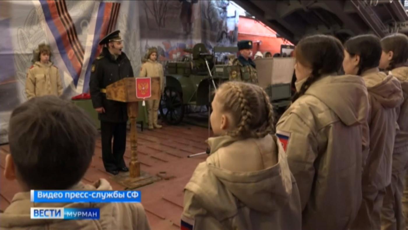 Таймырских школьников приняли в ряды Юнармии на борту БДК «Иван Грен»
