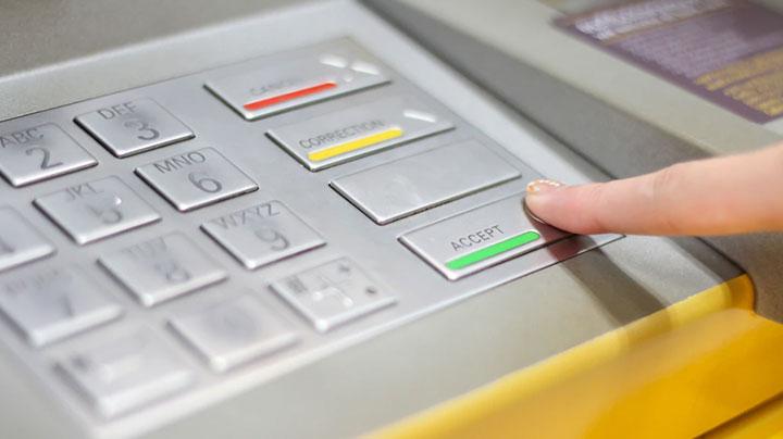 Жители Мурманской области стали чаще оплачивать покупки банковскими картами