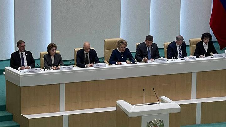 Андрей Чибис в Москве принимает участие в парламентских слушаниях по проекту бюджета 