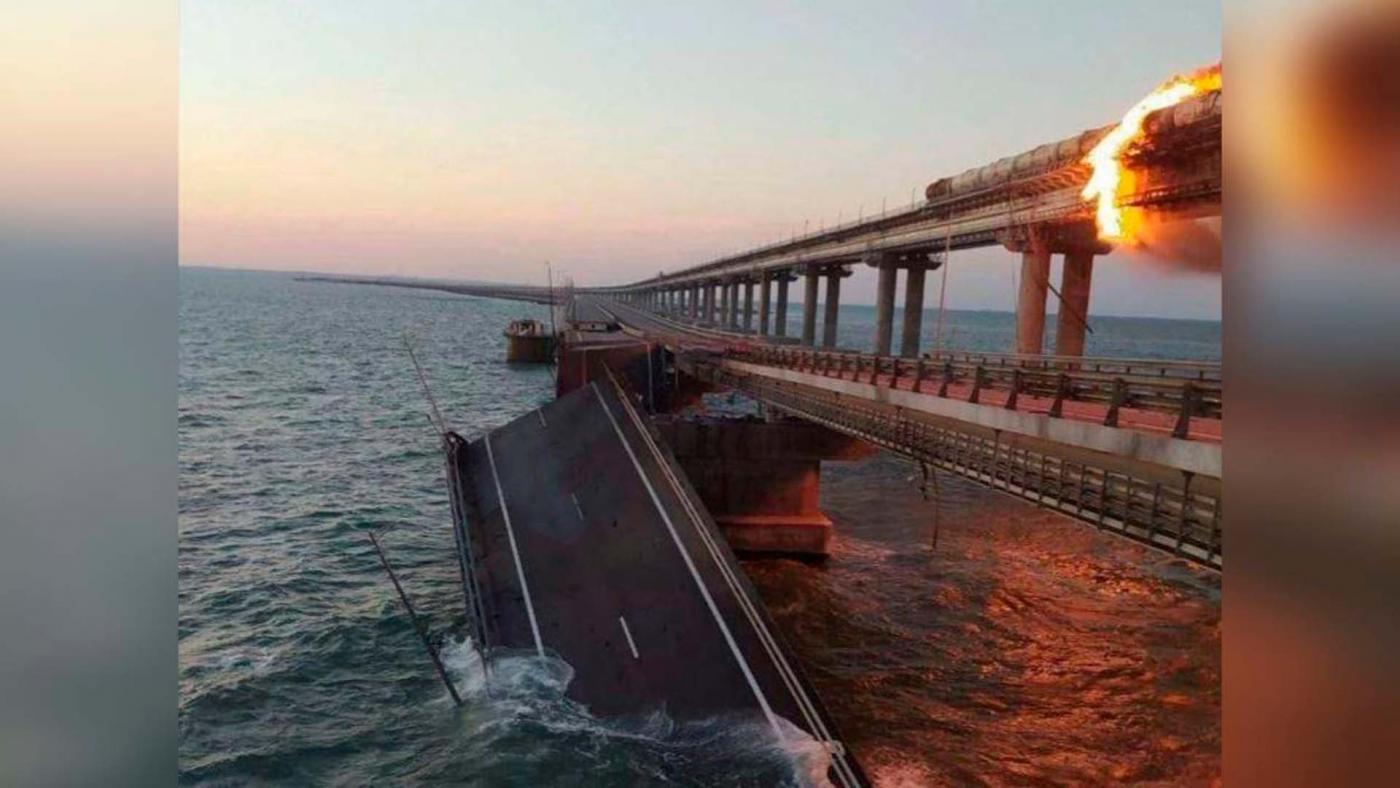 Грузовик взорвался на Крымском мосту, повреждены два автомобильных пролета