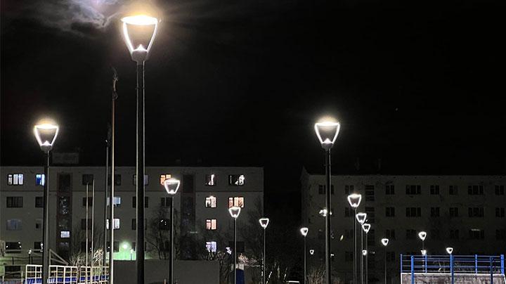 В некоторых местах в Заозерске появились новые столбы освещения