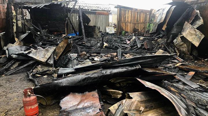 Три строения сгорели в Мурманской области
