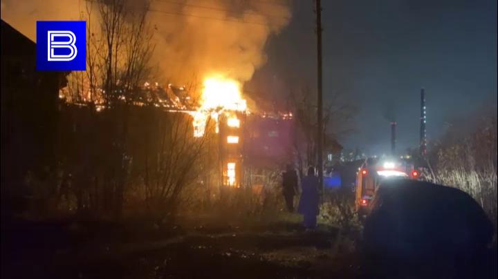 Двухэтажный дом сгорел в Мурманске ночью
