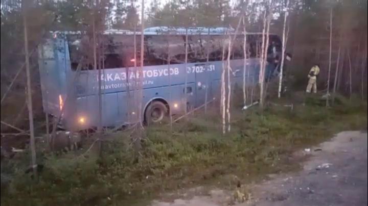 Рейсовый автобус «Кандалакша — Мурманск» оказался в кювете