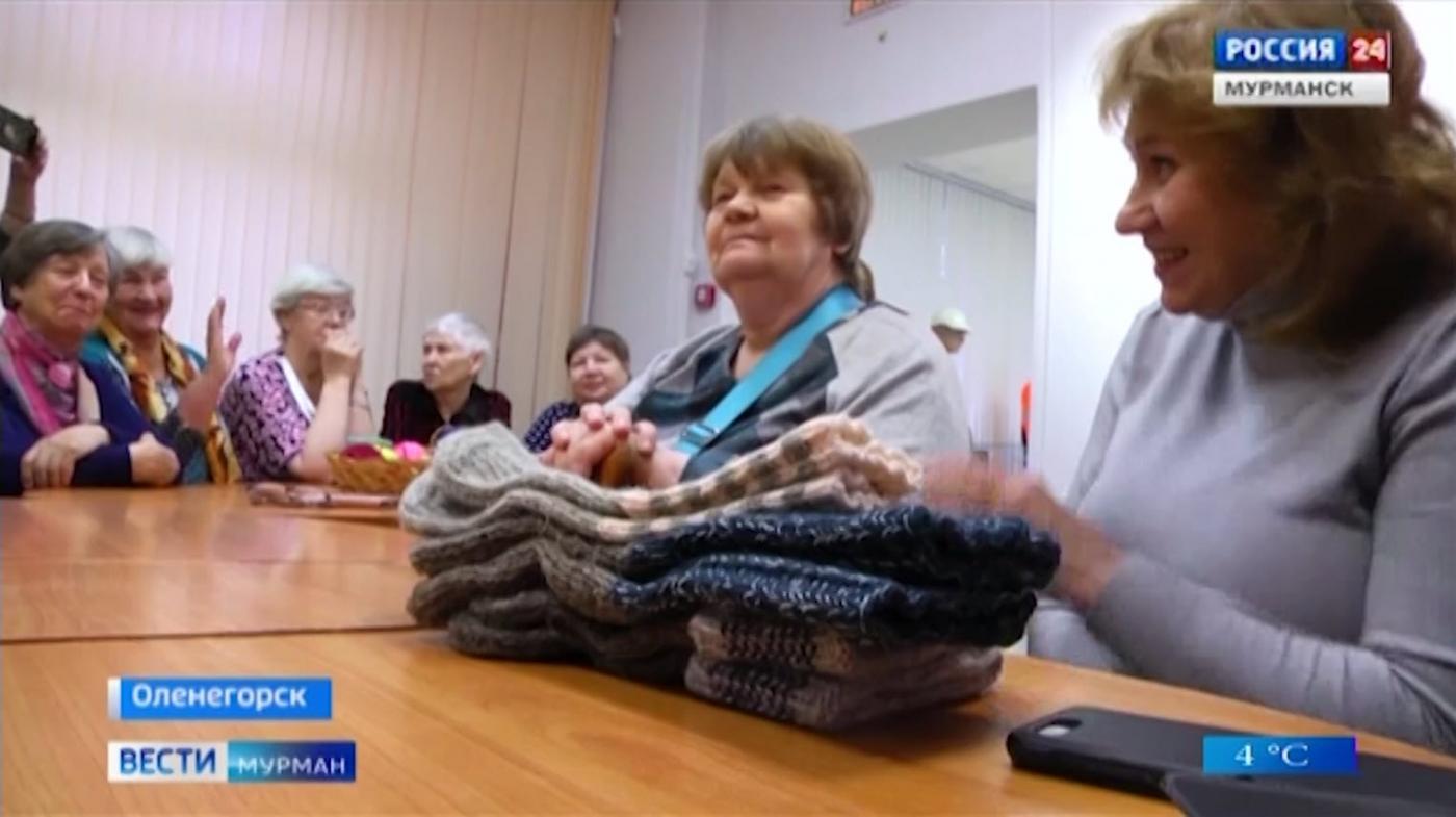 Оленегорские рукодельницы вяжут для участников спецоперации теплые вещи