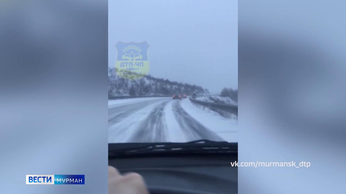 На трассах Мурманской области водители запечатлели первый снег и лед