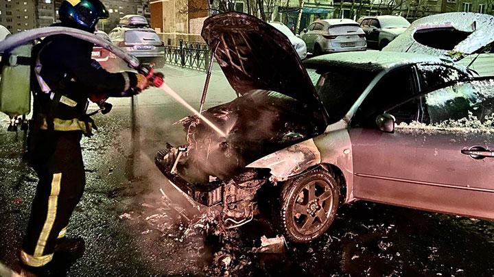 В Мурманске на Зои Космодемьянской горел автомобиль