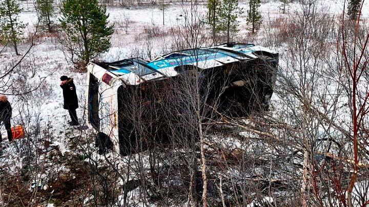 Рейсовый автобус №237 «Снежногорск-Мурманск» съехал в кювет и опрокинулся