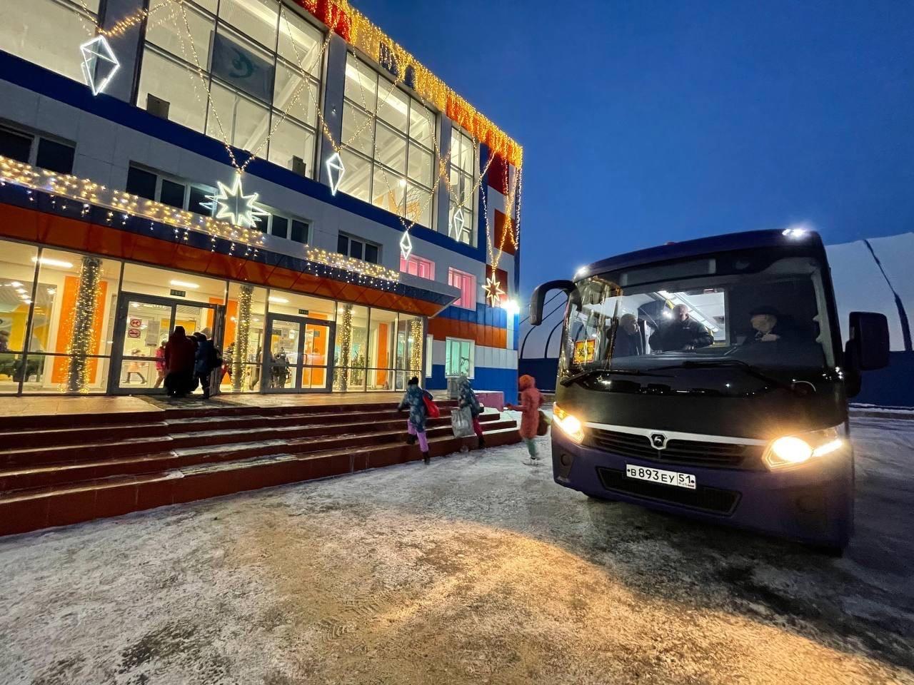 В Печенгском округе запустили автобус до спорткомплекса «Дельфин» для детей военнослужащих 
