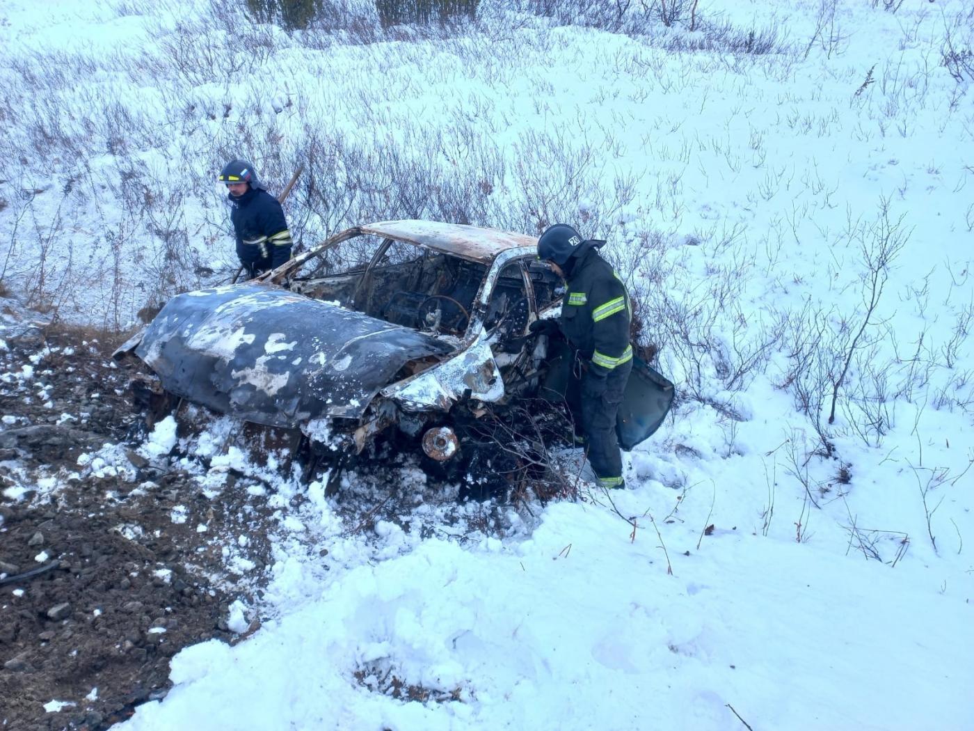 Автомобиль вылетел в кювет и сгорел в Мурманской области 