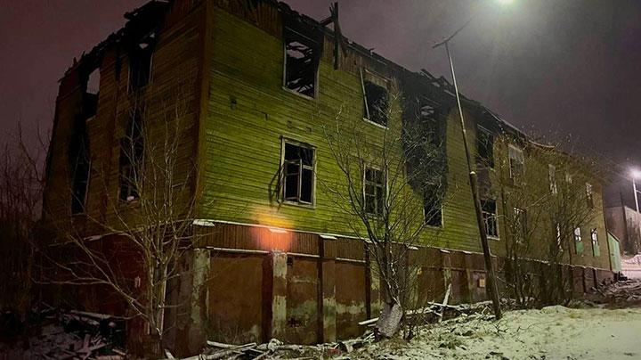 В Мурманске ночью сгорел дом на Фрунзе