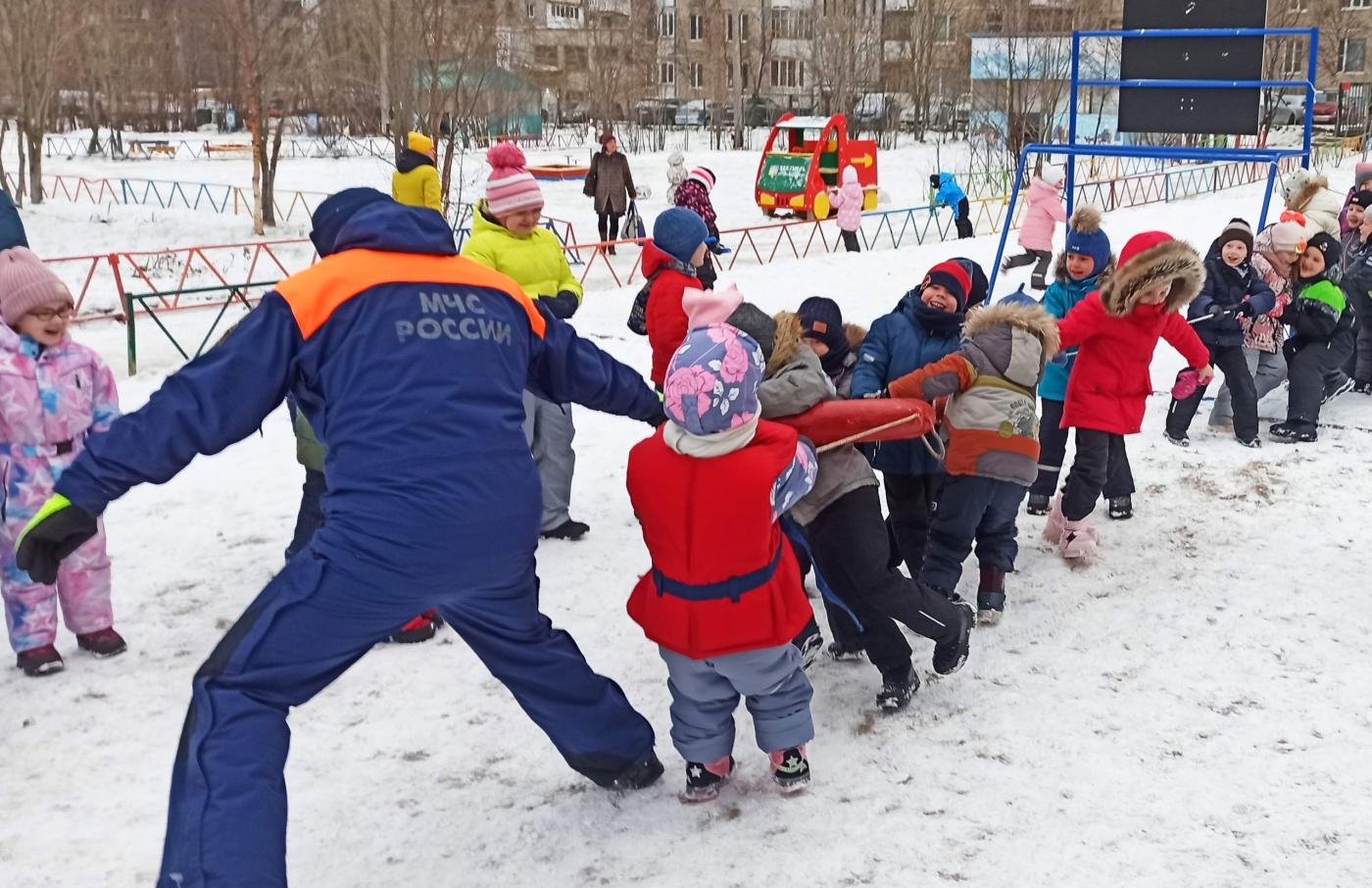В Мончегорске региональные спасатели провели занятие для воспитанников детского сада