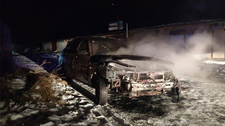 Из горевшего в Никеле гаража эвакуировали поврежденную огнем «Ладу»