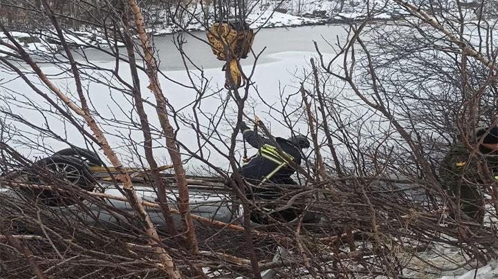 Под Кировском пожарные нашли пустой перевернутый автомобиль 