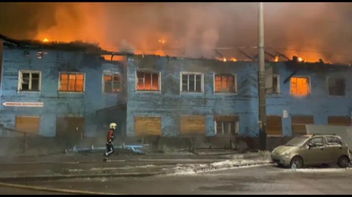 Появилось видео с места пожара на Декабристов в Мурманске