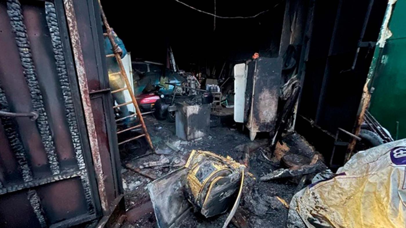 В Мурманске пожарные эвакуировали газовые баллоны из горящего гаража