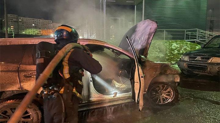 В Мурманске ночью загорелся автомобиль