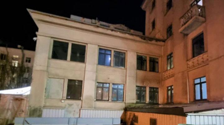 В Мурманске рабочий сорвался с крыши