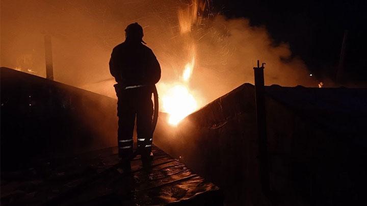 В Росляково сгорели 4 гаража