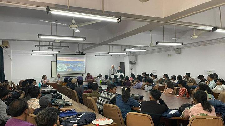 В индийском университете города Дели презентовали литературные проекты Мурманска