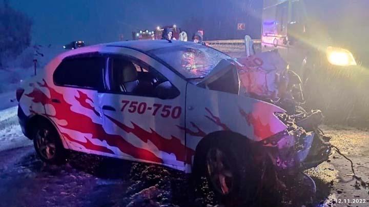 Водитель Renault погиб при лобовом столкновении на трассе «Кола»