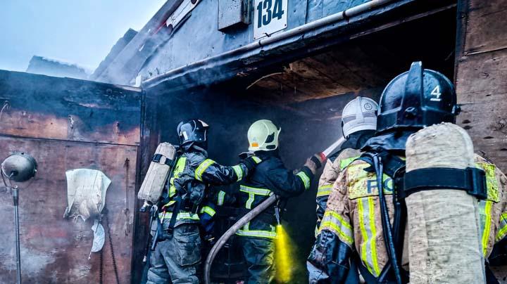 В Мурманске из-за пожара в гараже пострадал человек