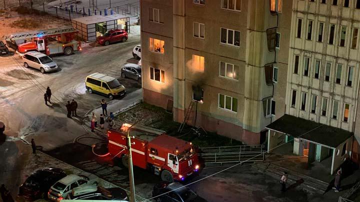 В Коле на Защитников Заполярья тушат пожар на первом этаже жилого дома